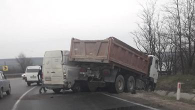 Photo of foto, video | Accident pe traseul Chișinău-Orhei. Un camion și un microbuz marfar s-au lovit violent