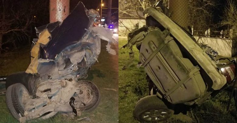 Photo of foto | Născut în cămașă. Un tânăr de 23 de ani s-a ales doar cu câteva zgârâieturi după ce s-a izbit violent cu mașina într-un stâlp