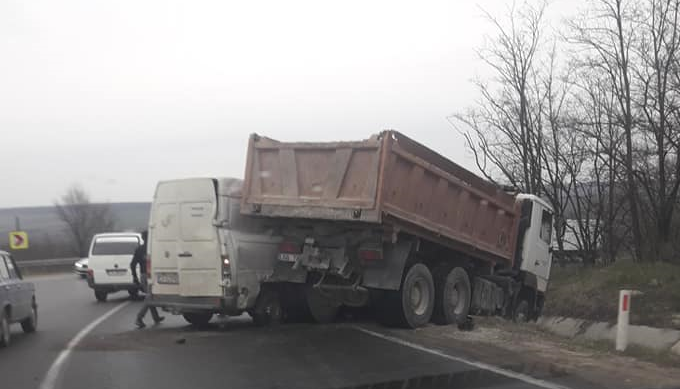 Photo of foto, video | Accident pe traseul Chișinău-Orhei. Un camion și un microbuz marfar s-au lovit violent