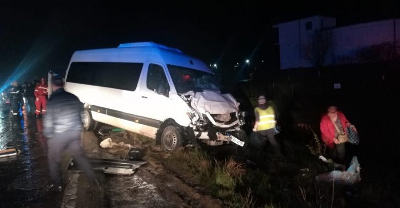 Photo of Un microbuz care se îndrepta spre Moldova, implicat într-un accident la Iași. Opt persoane, transportate la spital
