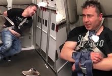 Photo of video | Un bărbat a încercat să deschidă ușa avionului în timpul zborului. Pasagerul, imobilizat de scaunul unei stewardese