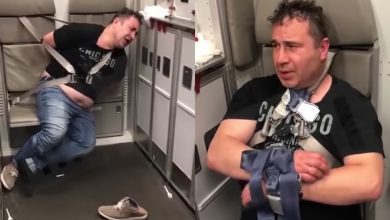 Photo of video | Un bărbat a încercat să deschidă ușa avionului în timpul zborului. Pasagerul, imobilizat de scaunul unei stewardese