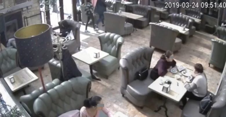 Photo of video | Tinerii care nu ar fi achitat nota de plată într-un local din Chișinău, dați pe mâna poliției. Imaginile de pe camerele de supraveghere, publicate