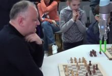 Photo of video | Cine a câștigat, Dodon sau robotul? Șeful statului a jucat o partidă de șah cu un dispozitiv inteligent
