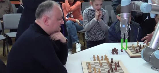 Photo of video | Cine a câștigat, Dodon sau robotul? Șeful statului a jucat o partidă de șah cu un dispozitiv inteligent