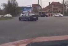Photo of video | S-a dat în spectacol în plin trafic. Un șofer din capitală, surprins în timp ce face manevre periculoase