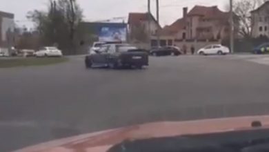 Photo of video | S-a dat în spectacol în plin trafic. Un șofer din capitală, surprins în timp ce face manevre periculoase