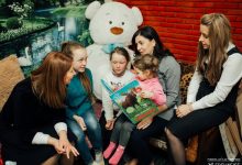 Photo of foto | „Edelweiss” a revenit la familia Rusu. După ce au primit în dar o casă, cele trei copile s-au ales cu noi cadouri, printre care o bibliotecă