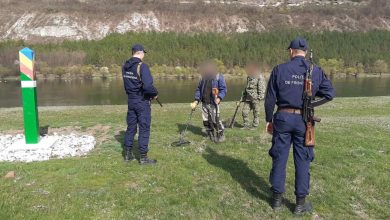 Photo of foto | Au vrut să caute comori, dar riscă un dosar penal. Doi bărbați au fost reținuți de poliție în timp ce verificau un teritoriu cu detectoare de metal