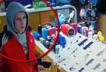 Photo of video | Dacă-l vedeți, anunțați poliția! Tânărul din imagini ar fi furat un telefon mobil dintr-un magazin din capitală