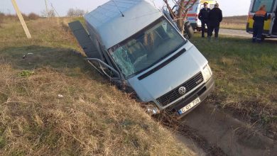 Photo of foto | Accident violent la Sângerei. Trei persoane, transportate la spital după ce au ajuns cu mașinile în șanț