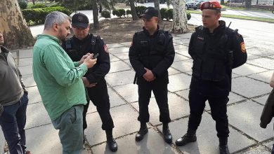 Photo of foto | Le-ar fi cerut acte care le permit să stea pe scările cafenelei Guguță. Activiștii protestului permanent, din nou în vizorul poliției