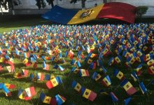 Photo of foto | Drapelele au împânzit iarba din fața Inspectoratului General de Poliție: „În semn de dragoste față de simbolul nostru național”