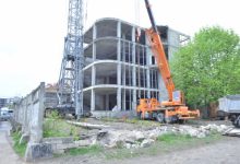 Photo of foto | Un gard de beton, amenajat ilegal în sectorul Buiucani, a fost demolat de primărie. Codreanu: „E un caz de acaparare abuzivă a spațiului public”