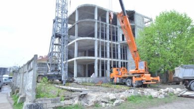 Photo of foto | Un gard de beton, amenajat ilegal în sectorul Buiucani, a fost demolat de primărie. Codreanu: „E un caz de acaparare abuzivă a spațiului public”