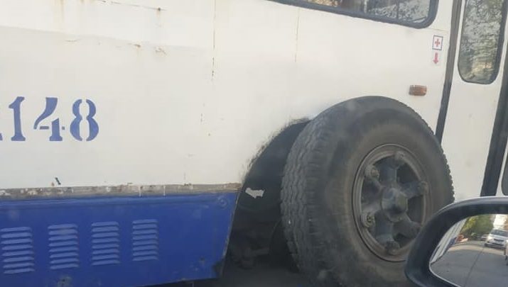Photo of foto | Un nou incident cu un troleibuz din capitală: Vehiculul ar fi rămas fără roată în plin trafic