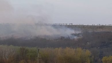 Photo of foto | Două terenuri cu iarbă uscată au luat foc la Ciocana. Pompierii lucrează la fața locului