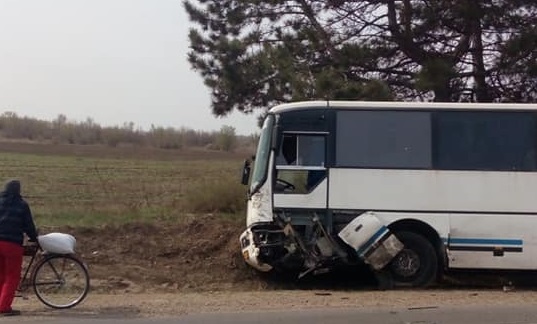 Photo of foto | Un automobil s-a tamponat cu un autobuz de rută la Anenii Noi. Două persoane au decedat pe loc