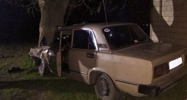 Photo of foto | Două minore din Căușeni s-au izbit violent cu mașina într-un copac. Niciuna dintre tinere nu avea permis de conducere