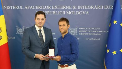 Photo of foto, video | Radu Albot a fost premiat cu medalia „Meritul Diplomatic”. Angajații MAEIE, în rând pentru autografe