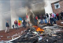 Photo of foto, video | Au ieșit în stradă și au scandat „Jos comuniștii”. Astăzi se împlinesc 10 ani de la protestele violente din 2009