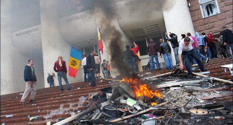 Photo of foto, video | Au ieșit în stradă și au scandat „Jos comuniștii”. Astăzi se împlinesc 10 ani de la protestele violente din 2009