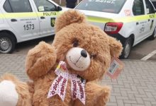 Photo of video | S-a rătăcit în oraș, însă ursulețul a găsit-o. O fetiță din Chișinău, ajutată de polițiști să ajungă înapoi la părinți