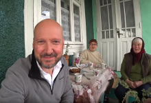 Photo of video | Își va găsi sau nu iubită în Moldova? Bunicuțele din țara noastră vor să-l însoare pe vloggerul englez