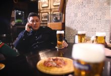 Photo of video | „Îmi place când e plin, nu când e gol”: Terminatorul, glumețul și „econompachetul”, în noua parodie Comedy Zebra Show