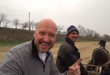 Photo of video | Turistul care ne-a criticat capitala a ajuns și la Telenești. Englezul a călătorit cu căruța și a ascultat muzica lui Pavel Stratan