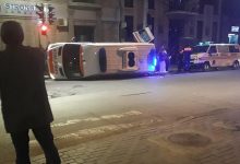 Photo of video | Accident violent în capitală. O ambulanță s-a răsturant după ce ar fi fost lovită de un automobil