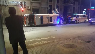 Photo of video | Accident violent în capitală. O ambulanță s-a răsturant după ce ar fi fost lovită de un automobil