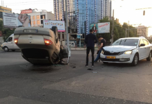 Photo of foto | Ghinion pentru un șofer din capitală: S-a răsturnat cu mașina după ce a fost lovit puternic de un taxi