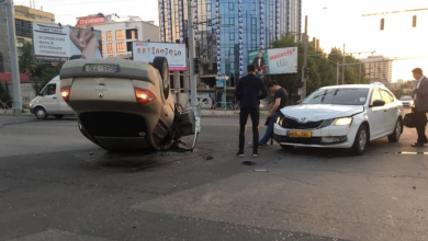 Photo of foto | Ghinion pentru un șofer din capitală: S-a răsturnat cu mașina după ce a fost lovit puternic de un taxi