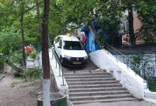 Photo of foto | Parcare misterioasă în capitală: Cum a ajuns un taxi pe scările din curtea unui bloc de locuit?