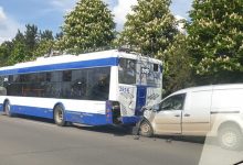 Photo of foto | Un troleibuz de pe ruta nr. 32, tamponat la ieșirea din Chișinău. Unul dintre șoferii implicați în accident a avut nevoie de îngrijiri medicale