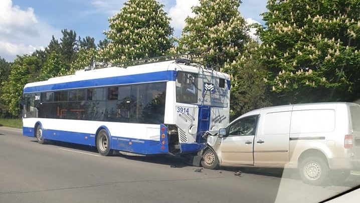 Photo of foto | Un troleibuz de pe ruta nr. 32, tamponat la ieșirea din Chișinău. Unul dintre șoferii implicați în accident a avut nevoie de îngrijiri medicale