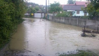 Photo of video | În loc de mașini, ar fi fost binevenite niște bărci. Ploaia a inundat mai multe drumuri la nordul țării