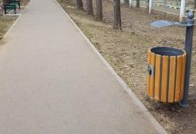 Photo of Angajații de la Spații Verzi refuză să instaleze mai multe coșuri de gunoi în parcul Butoiaș. Răspunsul „genial” pe care l-au oferit locuitorilor