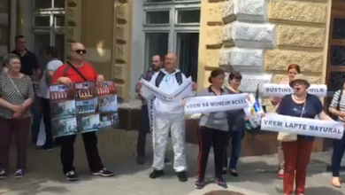 Photo of video | „Vrem lapte natural” și „Codreanu la gunoi”: Zeci de cetățeni protestează în fața Primăriei