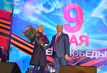 Photo of foto | După doi ani de așteptare, Igor Dodon a urcat pe scena din PMAN alături de Valeria: i-a dăruit flori și a scăldat-o în laude