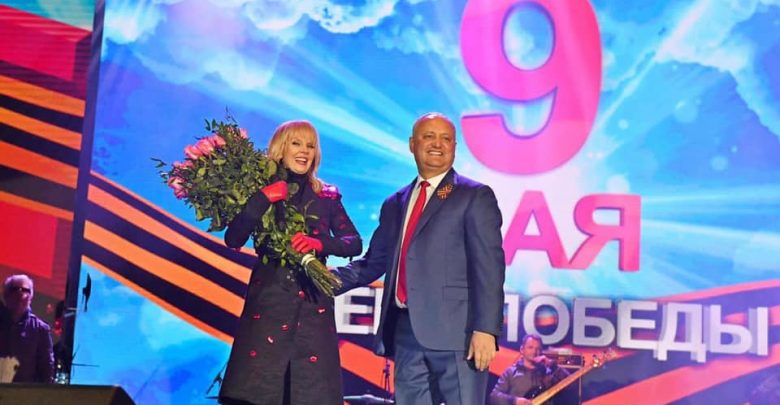 Photo of foto | După doi ani de așteptare, Igor Dodon a urcat pe scena din PMAN alături de Valeria: i-a dăruit flori și a scăldat-o în laude