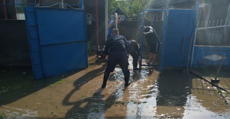 Photo of video | Și miercuri ploile au făcut prăpăd în țară. La Cahul au fost inundate gospodării, iar la Ialoveni – străzi