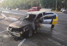 Photo of foto | Mașina unei companii de taxi a ars la o benzinărie din Chișinău. Pompierii au stins focul în doar 13 minute