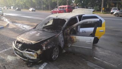 Photo of foto | Mașina unei companii de taxi a ars la o benzinărie din Chișinău. Pompierii au stins focul în doar 13 minute