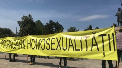 Photo of foto, video | „Stop propagării sexualității”. Zeci de oameni se roagă în centrul capitalei, protestând împotriva Marșului Solidarității