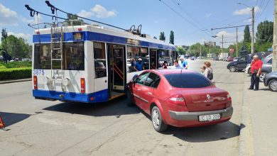 Photo of foto | O mașină s-a ciocnit violent cu un troleibuz de pe linia 23. În regiune s-a format ambuteiaj