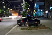 Photo of foto | Oamenii frumoși la suflet dau culoare Chișinăului. O femeie, surprinsă cum plantează mai multe flori benevol