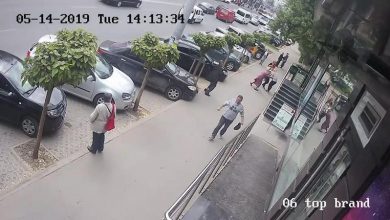 Photo of video | Atacate în plină stradă. Un individ a lovit cu pumnul în piept două femei care treceau pe alături