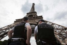 Photo of foto, video | Panică în centrul Parisului. Turnul Eiffel, evacuat din cauza unui bărbat care a încercat să escaladeze monumentul